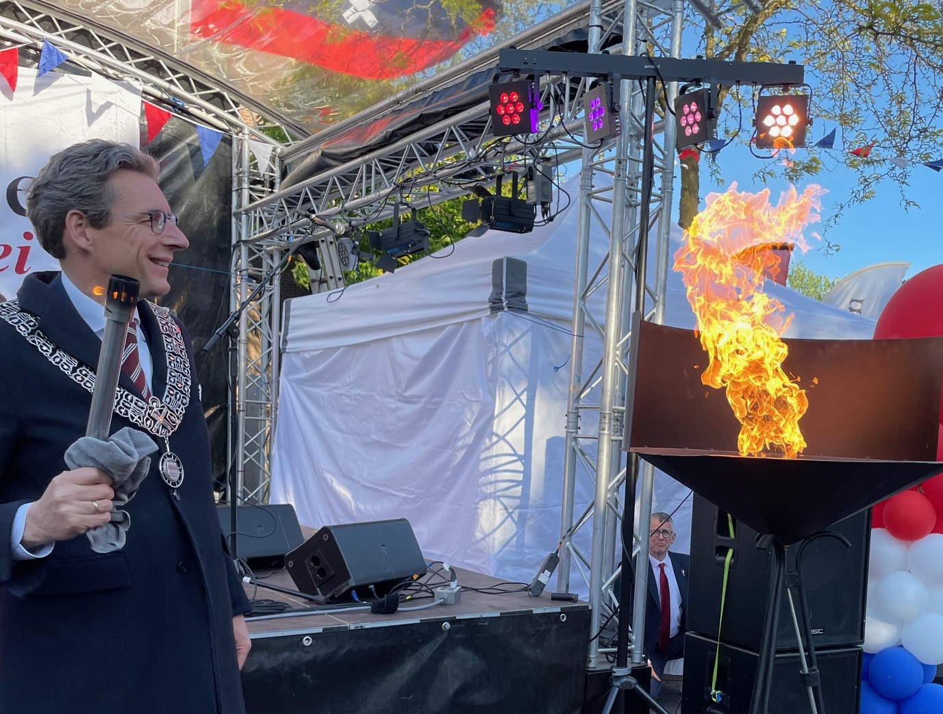 bevrijdingsvuur 5 mei poppens.jpg